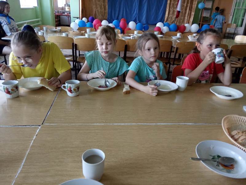 Завтрак в лагере дневного пребывания.