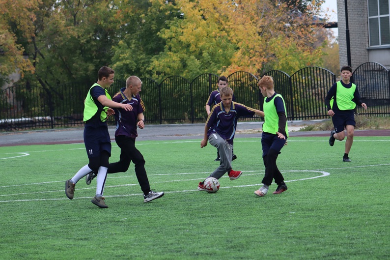 Сегодня на школьном стадионе прошли соревнования по мини-футболу в зачёт второй спартакиады учащихся округа (2 группа, юноши 2008 г. р. и мл.).